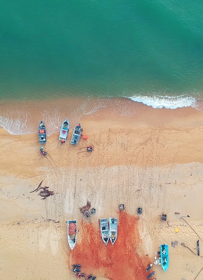 航空摄影的船旁边的海滨在白天
